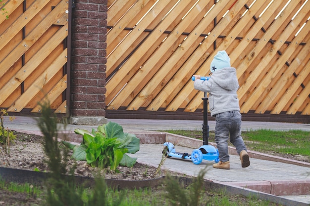 Kind buiten spelen met scooters