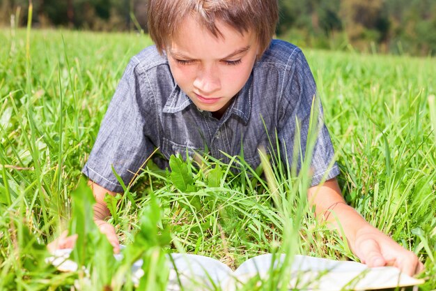 Foto kind dat buiten een boek leest
