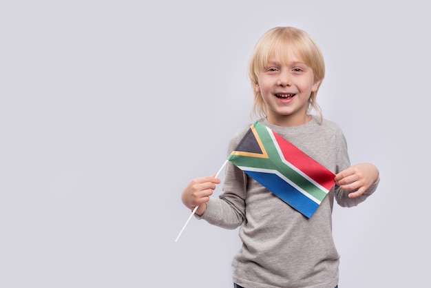 Kind dat de vlag van Zuid-Afrika houdt