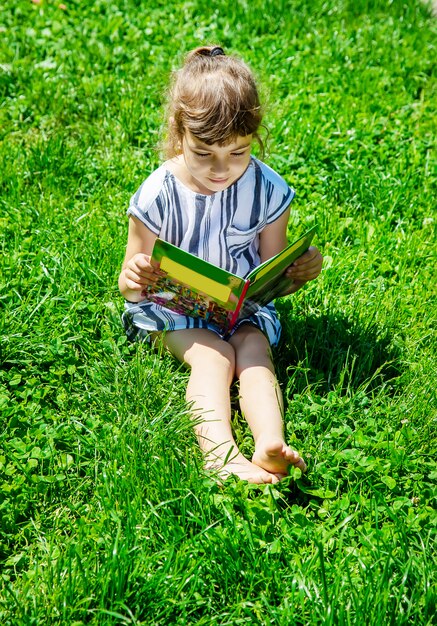 Kind dat een boek in aard leest.