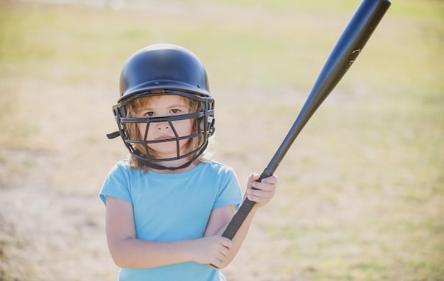 Kind dat honkbalslagman speelt in de jeugdcompetitie krijgt een klap Jongen die een honkbal raakt