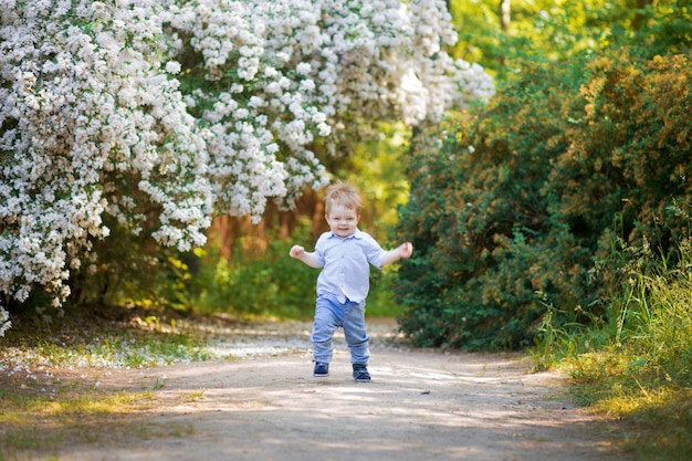 Kind dat in een appelboomgaard in de lente loopt