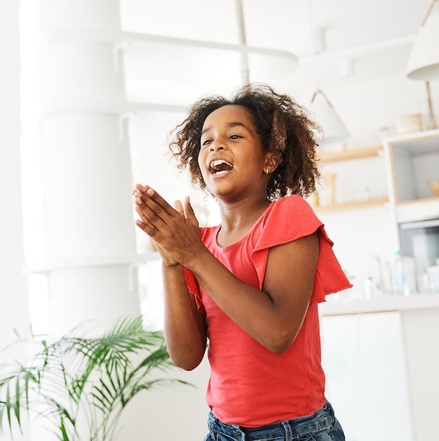 Kind dochter kleine familie gelukkig spelen kind jeugd dansen thuis vrouw meisje leuke vrolijke jeugd tiener