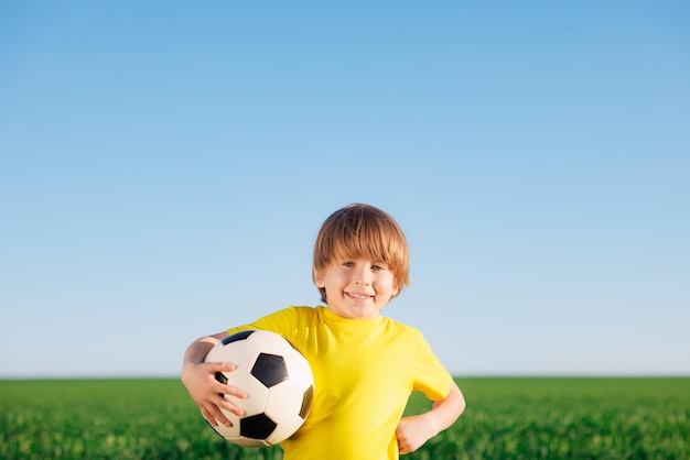 Kind doet alsof hij een voetballer is