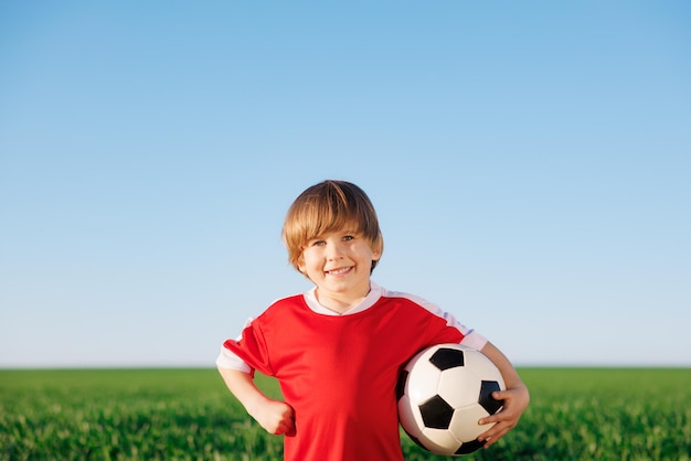 Kind doet alsof hij een voetballer is