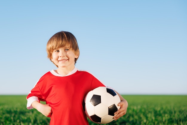 Kind doet alsof hij een voetballer is