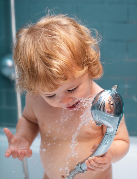 Foto kind douche baby badt in een bad met schuim en zeep bubbels