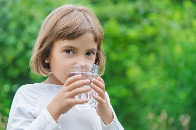 Kind drinkt water uit een glas