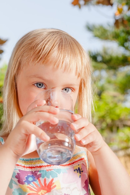 Kind drinkwater in de buitenlucht