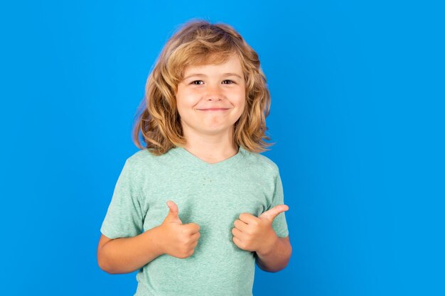 Kind duimen opdagen op studio geïsoleerde achtergrond portret van jongen jongen duimen omhoog teken maken