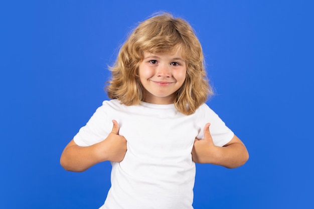 Kind duimen opdagen op studio geïsoleerde achtergrond portret van jongen jongen duimen omhoog teken maken