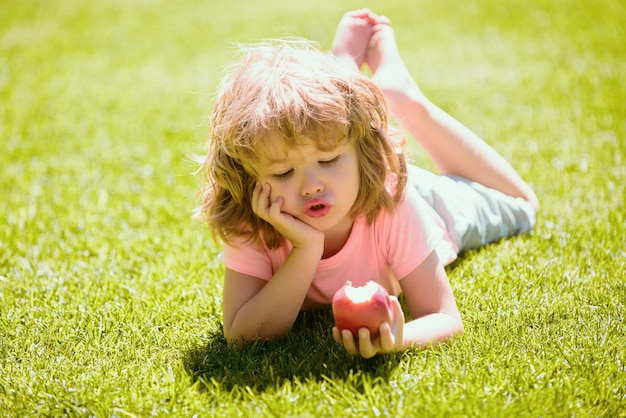 Kind eet appel buiten gezonde jongen voeding voor kinderen fruit snack lunchtijd