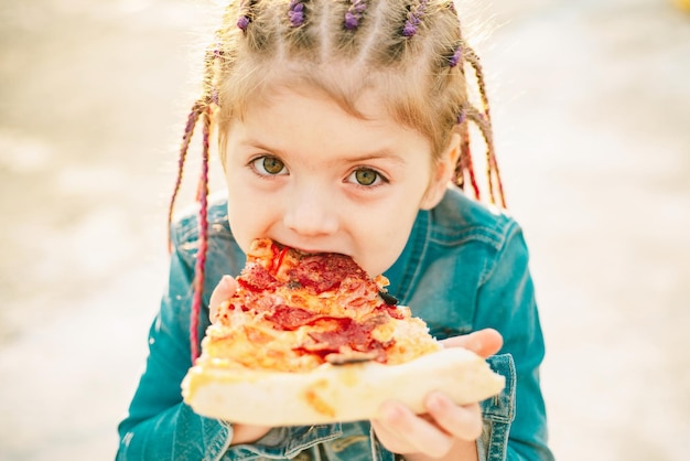 Kind eet pizza kind eet pizza fastfood voor kinderen italiaans junkfood kinderen favoriete eten