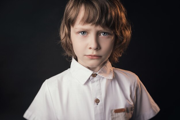 Kind emotioneel poseren op camera in de Studio op een witte achtergrond