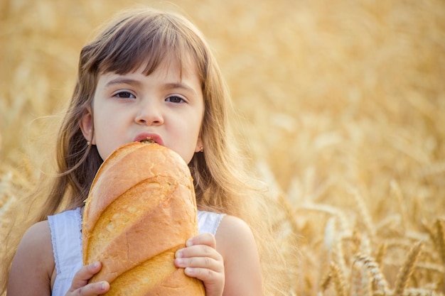 Kind en brood selectieve focus eten en drinken