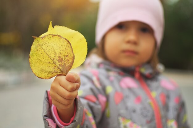 Kind en herfstblad