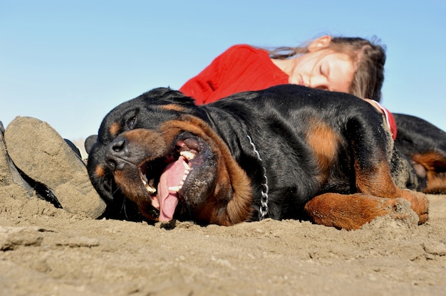 Kind en rottweiler