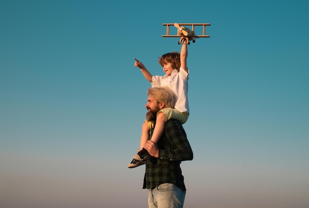 Kind en vader spelen lieve kinderpiloot piloot en papa droomt van reizen