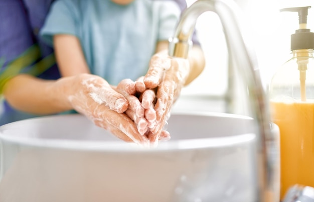 Kind en volwassene wassen hun handen.