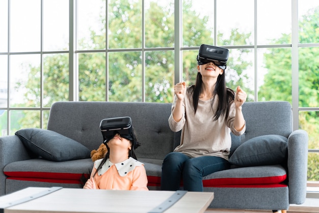 Kind en vrouw met virtual reality-headset