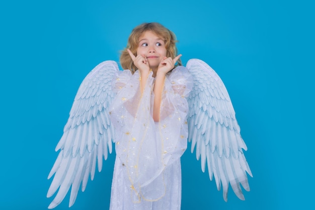 Kind engel portret van schattige jongen met engelenvleugels geïsoleerd op studio achtergrond kleine engel valenti