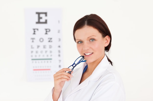 眼のテストをしている種類の女性眼科医
