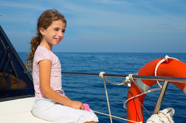 kind gelukkig meisje zeilen gelukkige boot