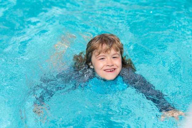 Kind geniet van de zomervakantie zwemmen in het zwembad kind zwemmen en plezier hebben in de zomervakantie gelukkig