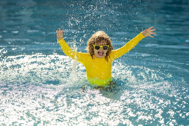 Kind geniet van de zomervakantie zwemmen in het zwembad kind zwemmen en plezier hebben in de zomervakantie