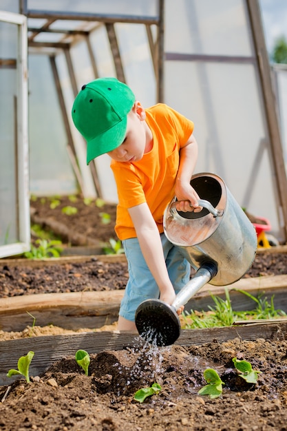 Kind geplant in de tuin