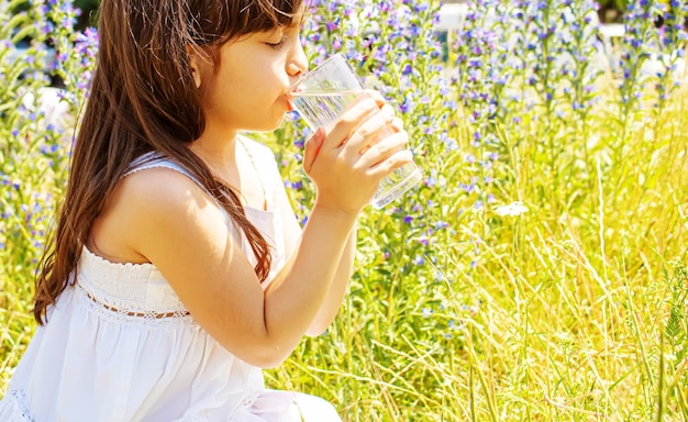 Kind glas water selectieve aandacht Kinderen