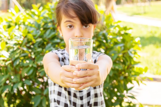 Kind glas water selectieve aandacht Kinderen