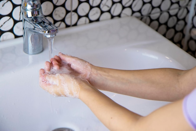 Kind handen wassen met zeep
