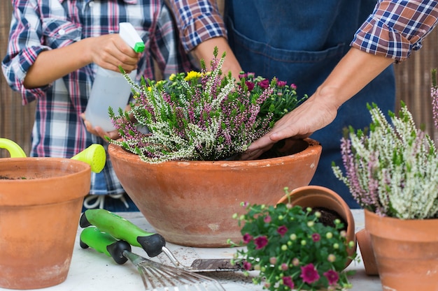 Kind helpt vader bij het planten van bloemen familietijd thuis