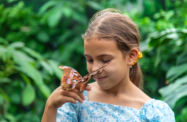 Kind houdt een vlinder op zijn hand Coscinocera hercules Selectieve focus