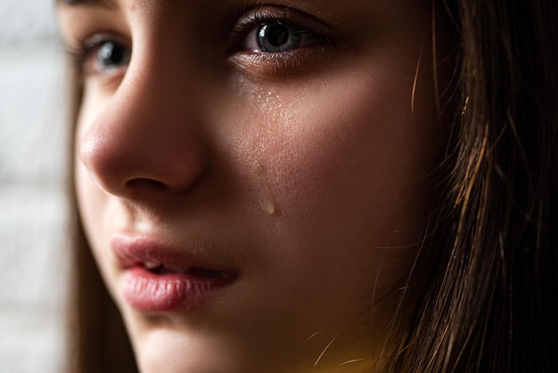 Kind huilend met een traan op de wang close-up kind huilend met een traan op het gezicht