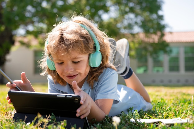 Kind huiswerk buiten op schoolplein terug naar school