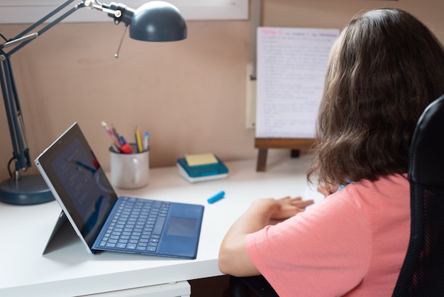 Foto kind huiswerk thuis met een tablet