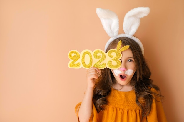 Kind in beeld van konijntje heeft nummers 2023