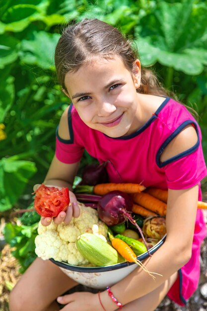 Kind in de moestuin selectieve aandacht