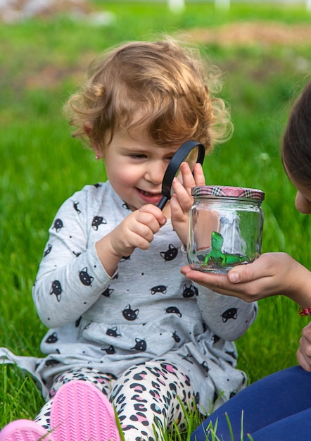 Kind in de natuur met een hagedis selectieve focus