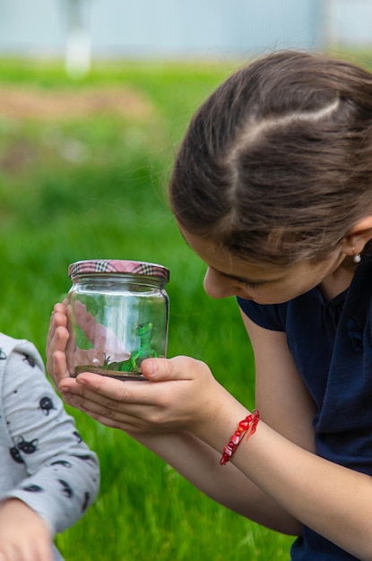 Kind in de natuur met een hagedis Selectieve focus