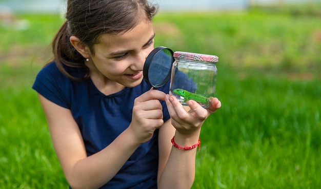 Kind in de natuur met een hagedis Selectieve focus