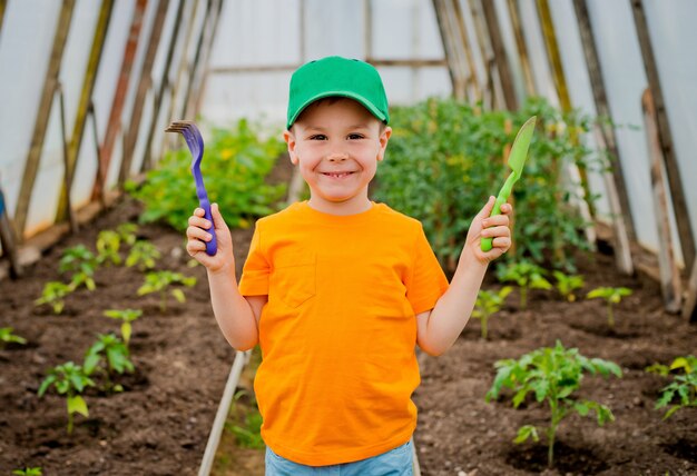 Kind in de tuin