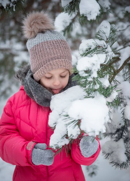 Kind in de winter. Een klein meisje dat buiten in de winter speelt. Een prachtig winterkindportret. Gelukkig kind, winterpret buiten.