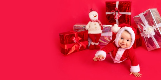 Kind in een kerstman-kostuum met veel cadeaus