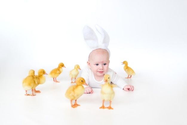 Kind in een konijn kostuum met eendjes genieten van schattig kind en dier vriend