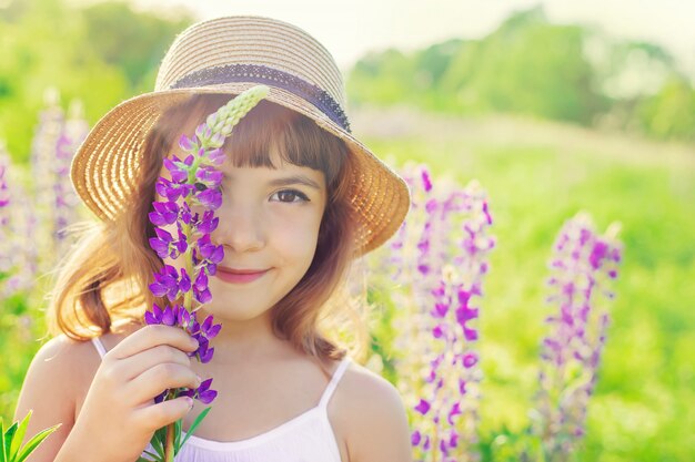 Kind in een lupine veld