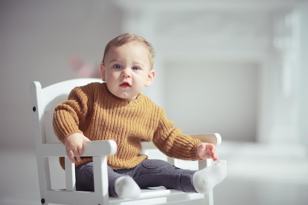 kind in een warme trui kind jongen / portret seizoenskleding, warme gebreide trui op een kind, herfstportret