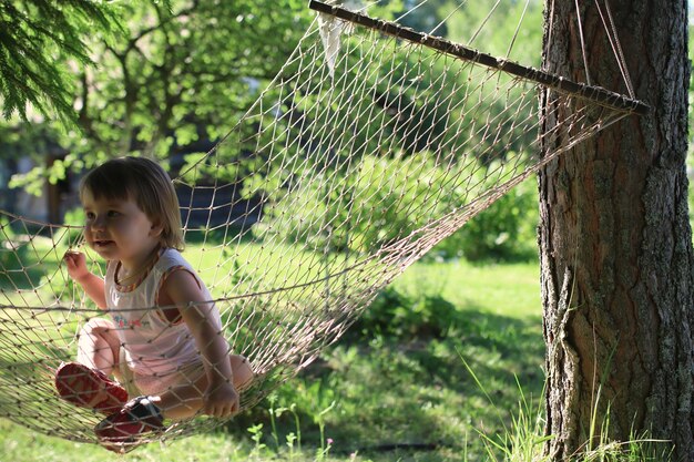 Kind in hangmat op de natuur